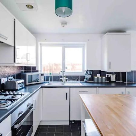 Spacious 5 Bedroom Home Hosted By Mcr Dens Manchester Zewnętrze zdjęcie