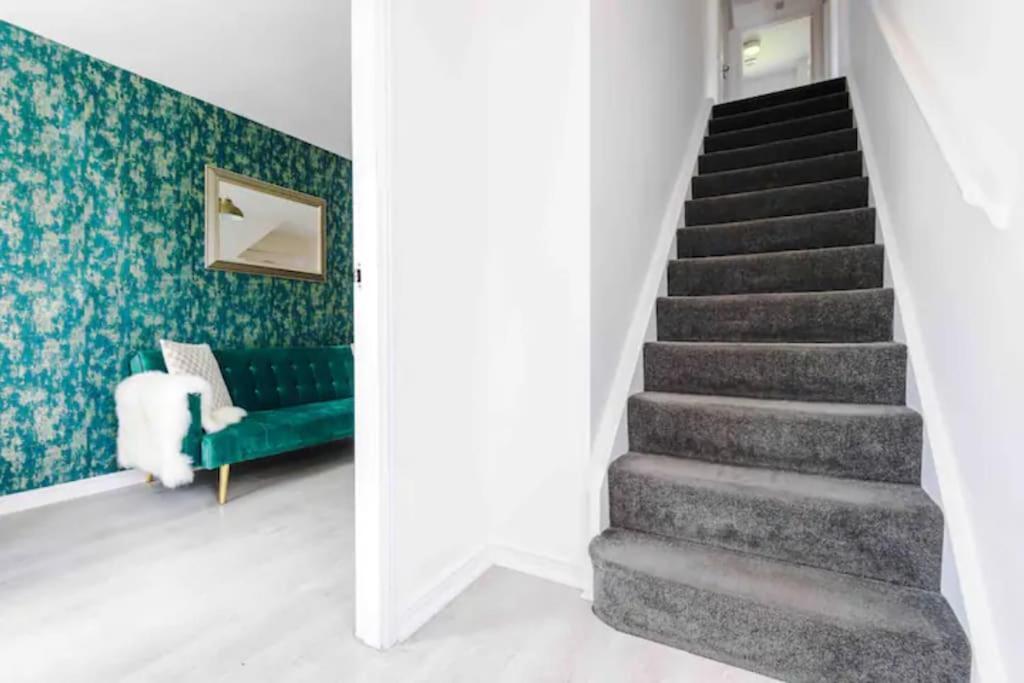 Spacious 5 Bedroom Home Hosted By Mcr Dens Manchester Zewnętrze zdjęcie