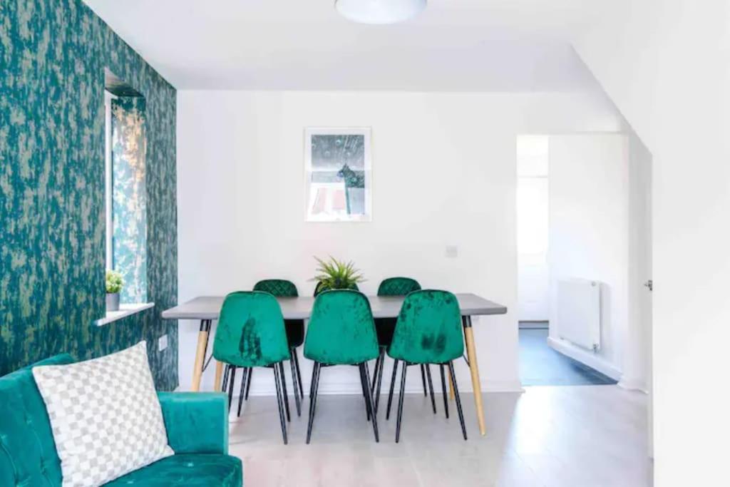 Spacious 5 Bedroom Home Hosted By Mcr Dens Manchester Zewnętrze zdjęcie